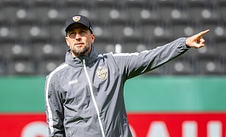 Sebastian Hoeneß möchte den VfB Stuttgart gegen Arminia Bielefeld zum DFB-Pokalsieg führen. - Soeren Stache/dpa Sebastian Hoeneß möchte den VfB Stuttgart gegen Arminia Bielefeld zum DFB-Pokalsieg führen. - Soeren Stache/dpa