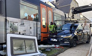 Bei der Kollision mit der Stadtbahn wurde die Fahrerin des VW Touran verletzt. - Jens Reichenbach Bei der Kollision mit der Stadtbahn wurde die Fahrerin des VW Touran verletzt. - Jens Reichenbach