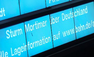 Heftig: Sturm "Mortimer" bringt in Deutschland den Bahnverkehr durcheinander. - picture alliance/dpa Heftig: Sturm "Mortimer" bringt in Deutschland den Bahnverkehr durcheinander. - picture alliance/dpa