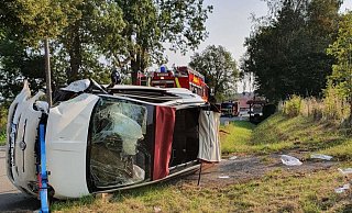 Die Feuerwehr Lichtenau musste die verletzte Fahrerin aus dem Auto befreien. - Feuerwehr Lichtenau Die Feuerwehr Lichtenau musste die verletzte Fahrerin aus dem Auto befreien. - Feuerwehr Lichtenau