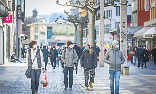Die Bielefelder Bahnhofstraße am Samstag vor den Lockerungen. Viele Kunden nutzen bereits "Click & Collect", jetzt kommt "Click & Meet". - Sarah Jonek Fotografie Die Bielefelder Bahnhofstraße am Samstag vor den Lockerungen. Viele Kunden nutzen bereits "Click & Collect", jetzt kommt "Click & Meet". - Sarah Jonek Fotografie