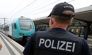 Die Bundespolizisten nahmen den Mann fest und brachten ihn zur Vorbereitung einer erneuten Abschiebung ins Polizeigewahrsam. - Symbolfoto: Wolfgang Rudolf Die Bundespolizisten nahmen den Mann fest und brachten ihn zur Vorbereitung einer erneuten Abschiebung ins Polizeigewahrsam. - Symbolfoto: Wolfgang Rudolf