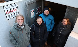 Michael Haaß-Vogt (v.l.), Simone und Guido Großedirkschmalz sowie Christiane Vogt stehen unter dem Schild, das den Aufenthalt in dem Parktdeck hinter dem Rathaus verbietet. - Marion Pokorra-Brockschmidt Michael Haaß-Vogt (v.l.), Simone und Guido Großedirkschmalz sowie Christiane Vogt stehen unter dem Schild, das den Aufenthalt in dem Parktdeck hinter dem Rathaus verbietet. - Marion Pokorra-Brockschmidt