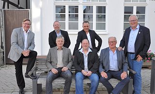 Stellten das Schützenfest-Programm vor: Oberst Karl-Heinz Neu (von links), I. Dechant Dirk Kreuzburg, Sekretär Bernd Zymner, König Marc Jensen, Presseoffizier Martin Redeker, II. Dechant Rudi Beine und Adjutant Alexander Tölle. - Helga Krooß Stellten das Schützenfest-Programm vor: Oberst Karl-Heinz Neu (von links), I. Dechant Dirk Kreuzburg, Sekretär Bernd Zymner, König Marc Jensen, Presseoffizier Martin Redeker, II. Dechant Rudi Beine und Adjutant Alexander Tölle. - Helga Krooß