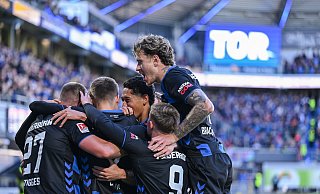 Die Spieler des SC Paderborn feiern ausgelassen den entscheidenden Siegtreffer im packenden OWL-Derby gegen Arminia Bielefeld. - Teresa Kröger Die Spieler des SC Paderborn feiern ausgelassen den entscheidenden Siegtreffer im packenden OWL-Derby gegen Arminia Bielefeld. - Teresa Kröger