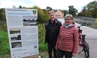 Gerd Prinzhorn mit Ute Niepötter, Urenkelin des vorletzen Sielwärters am Nadelwehr. - Ulf Hanke Gerd Prinzhorn mit Ute Niepötter, Urenkelin des vorletzen Sielwärters am Nadelwehr. - Ulf Hanke
