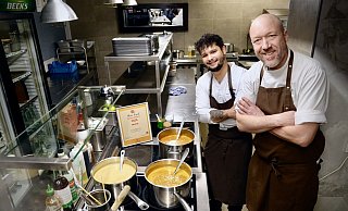 Numa-Chef Lars Reddemann (r.) und sein Mitarbeiter Lukas Gröschel. Eine Spezialität des jungen Kochs ist Grünes Thai-Curry, das er mit Forellen aus Bünde anrichtet. - Peter Unger Numa-Chef Lars Reddemann (r.) und sein Mitarbeiter Lukas Gröschel. Eine Spezialität des jungen Kochs ist Grünes Thai-Curry, das er mit Forellen aus Bünde anrichtet. - Peter Unger