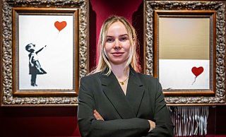 Erst hieß das Werk Girl with a Balloon, nach dem Schreddern Love is in the Bin – dazwischen Kuratorin Virginia Jean. - Sarah Jonek Erst hieß das Werk Girl with a Balloon, nach dem Schreddern Love is in the Bin – dazwischen Kuratorin Virginia Jean. - Sarah Jonek