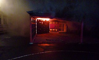 Der Abstellraum an der Grundschule Schnathorst in der Tengerner Straße stand in Vollbrand. - Polizei Minden-Lübbecke Der Abstellraum an der Grundschule Schnathorst in der Tengerner Straße stand in Vollbrand. - Polizei Minden-Lübbecke