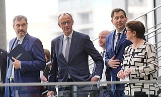 CDU-Chef Friedrich Merz (Mitte) hat in den Verhandlungen mit der SPD bei der Schuldenbremse eine Kehrtwende hingelegt. Mit Spannung wird erwartet, wie groß die Zustimmung der CDU zum Koalitionsvertrag sein wird. - Michael Kappeler/dpa CDU-Chef Friedrich Merz (Mitte) hat in den Verhandlungen mit der SPD bei der Schuldenbremse eine Kehrtwende hingelegt. Mit Spannung wird erwartet, wie groß die Zustimmung der CDU zum Koalitionsvertrag sein wird. - Michael Kappeler/dpa