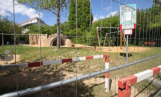 Noch sind die Spielplätze der Stadt verwaist. Doch das soll sich ab Donnerstag ändern. Nach und nach werden bis Freitag die Absperrungen weggeschafft. - Peter Steinert Noch sind die Spielplätze der Stadt verwaist. Doch das soll sich ab Donnerstag ändern. Nach und nach werden bis Freitag die Absperrungen weggeschafft. - Peter Steinert