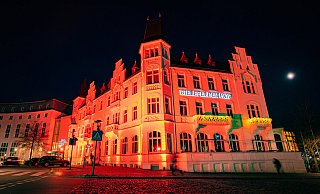 In Bielefeld erstrahlten am Aktionstag 29 Gebäude, hier der Bielefelder Hof, im satten Orange – die Farbe steht symbolisch für eine hellere Zukunft. - Mike-Dennis Müller / www.mdm.photo In Bielefeld erstrahlten am Aktionstag 29 Gebäude, hier der Bielefelder Hof, im satten Orange – die Farbe steht symbolisch für eine hellere Zukunft. - Mike-Dennis Müller / www.mdm.photo