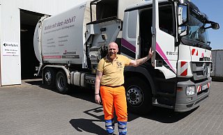 Frank Bracht neben dem Spezialfahrzeug, das 14,5 Tonnen wiegt. Damit ist er vorwiegend in Bad Driburg und Umgebung unterwegs. - Simone Flörke Frank Bracht neben dem Spezialfahrzeug, das 14,5 Tonnen wiegt. Damit ist er vorwiegend in Bad Driburg und Umgebung unterwegs. - Simone Flörke