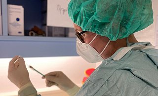 Die Pharmazeutisch-technische Assistentin Kirsten Kruse zieht die ersten Impfdosen auf. - Klinikum Herford Die Pharmazeutisch-technische Assistentin Kirsten Kruse zieht die ersten Impfdosen auf. - Klinikum Herford