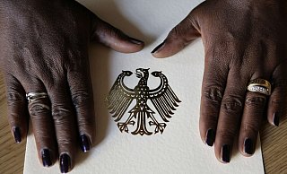 Laut einer Umfrage stoßen die Pläne des Bundesinnenministeriums für eine erleichterte Einbürgerung auf wenig Begeisterung. - Peer Grimm/zb/dpa Laut einer Umfrage stoßen die Pläne des Bundesinnenministeriums für eine erleichterte Einbürgerung auf wenig Begeisterung. - Peer Grimm/zb/dpa