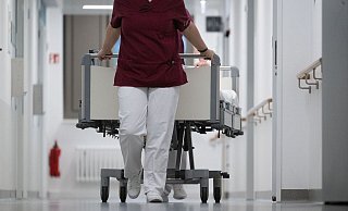 Beschäftigte in kommunalen Kliniken sind für Donnerstag zum Warnstreik aufgerufen. (Archivbild) - Marijan Murat/dpa Beschäftigte in kommunalen Kliniken sind für Donnerstag zum Warnstreik aufgerufen. (Archivbild) - Marijan Murat/dpa