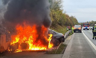 Flammen lodern aus dem brennenden Mercedes auf der A33 bei Mönkeloh. - Feuerwehr Borchen Flammen lodern aus dem brennenden Mercedes auf der A33 bei Mönkeloh. - Feuerwehr Borchen