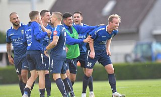 Hendrik Lohmar (r.) weiß, worüber er zusammen mit Saban Kaptan, Phil Beckhoff, Viktor Maier, Xhuljo Tabaku, Lucas Klantzos und Daniel Latkowski (v.l.) jubelte. Der nach Wiedenbrück gewechselte „Sechser" feierte schon in Verl prickelnde Pokalerlebnisse. - Jens Dünhölter Hendrik Lohmar (r.) weiß, worüber er zusammen mit Saban Kaptan, Phil Beckhoff, Viktor Maier, Xhuljo Tabaku, Lucas Klantzos und Daniel Latkowski (v.l.) jubelte. Der nach Wiedenbrück gewechselte „Sechser" feierte schon in Verl prickelnde Pokalerlebnisse. - Jens Dünhölter