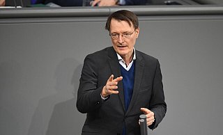 Gesundheitsminister Karl Lauterbach: «Es wäre albern zu sagen, wir bereiten uns nicht auf einen militärischen Konflikt vor, und dann wird er auch nicht kommen. Nach der Logik bräuchte man auch keine Bundeswehr. Nichtstun ist keine Option.» - Ann-Marie Utz/dpa Gesundheitsminister Karl Lauterbach: «Es wäre albern zu sagen, wir bereiten uns nicht auf einen militärischen Konflikt vor, und dann wird er auch nicht kommen. Nach der Logik bräuchte man auch keine Bundeswehr. Nichtstun ist keine Option.» - Ann-Marie Utz/dpa