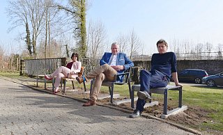 Landesgartenschau-Geschäftsführerin Claudia Koch (v. l.), Bürgermeister Daniel Hartmann und Landesgartenschau-Landschaftsarchitekt Franz Reschke sind gespannt auf das Ergebnis. - Stadt Höxter Landesgartenschau-Geschäftsführerin Claudia Koch (v. l.), Bürgermeister Daniel Hartmann und Landesgartenschau-Landschaftsarchitekt Franz Reschke sind gespannt auf das Ergebnis. - Stadt Höxter