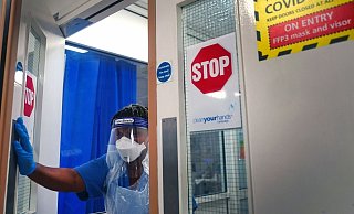 Ein medizinischer Mitarbeiter auf der Station für Corona-Patienten im King's College Hospital in London. - Foto: Victoria Jones/PA/dpa Ein medizinischer Mitarbeiter auf der Station für Corona-Patienten im King's College Hospital in London. - Foto: Victoria Jones/PA/dpa