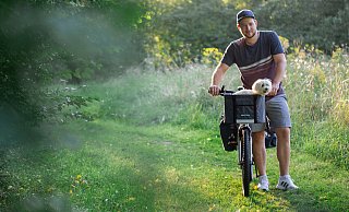 Benedikt Goesmann plant eine Spendenfahrradtour zugunsten der DKMS. Hund Bruno fährt im Korb am Lenker mit. Der dreijährige Malteser war Alicias Hund. - Sandra Czok Benedikt Goesmann plant eine Spendenfahrradtour zugunsten der DKMS. Hund Bruno fährt im Korb am Lenker mit. Der dreijährige Malteser war Alicias Hund. - Sandra Czok
