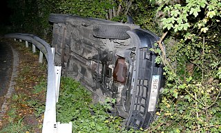 Hochkant landet der VW Passat des 19-Jährigen auf der Fahrerseite zwischen Schutzplanke und Gebüsch. - Ralph Meyer Hochkant landet der VW Passat des 19-Jährigen auf der Fahrerseite zwischen Schutzplanke und Gebüsch. - Ralph Meyer