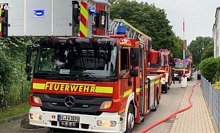 Schlange stehende Feuerwehrwagen beim Einsatz in der schmalen Straße Am Kamphof. - Stefan Becker Schlange stehende Feuerwehrwagen beim Einsatz in der schmalen Straße Am Kamphof. - Stefan Becker