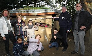 Unbekannte haben mehrere dieser Löcher in die afrikanische Lehmhütte auf dem Schulhof geschlagen. Tanja Kienapfel (v. l.), Xenia, Justin, Sofia, Samantha, Dominik, Amelie, Andreas, Eckhard Heine und Andreas Lemke sind wütend über die Zerstörungen. - Nicole Sielermann Unbekannte haben mehrere dieser Löcher in die afrikanische Lehmhütte auf dem Schulhof geschlagen. Tanja Kienapfel (v. l.), Xenia, Justin, Sofia, Samantha, Dominik, Amelie, Andreas, Eckhard Heine und Andreas Lemke sind wütend über die Zerstörungen. - Nicole Sielermann
