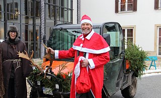 Inhaber Marcus Graf von Oeynhausen-Sierstorpff (r.) als Nikolaus und Unternehmenssprecherin Antje Kiewitt als Knecht Ruprecht haben auch ihr Nikolausgefährt festlich geschmückt. - UGOS Inhaber Marcus Graf von Oeynhausen-Sierstorpff (r.) als Nikolaus und Unternehmenssprecherin Antje Kiewitt als Knecht Ruprecht haben auch ihr Nikolausgefährt festlich geschmückt. - UGOS
