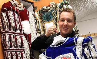 Steinheims Ordens- und Kammermeister Michel Peine hütet die Auszeichnungen und Ornate der StKG, darunter auch das beliebte blaue Prinzenoutfit. - Madita Schellenberg Steinheims Ordens- und Kammermeister Michel Peine hütet die Auszeichnungen und Ornate der StKG, darunter auch das beliebte blaue Prinzenoutfit. - Madita Schellenberg