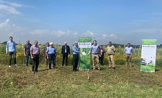 Unter den Teilnehmern waren Landrat Manfred Müller, Eduard Gockel (Landwirtschaftlicher Kreisverband Paderborn), Ansgar Aundrup (Deutscher Jagdverband), Andreas Kinser (Deutsche Wildtier Stiftung) und Landwirt Richard Schulte. - DeWiSt / Bunte Biomasse Unter den Teilnehmern waren Landrat Manfred Müller, Eduard Gockel (Landwirtschaftlicher Kreisverband Paderborn), Ansgar Aundrup (Deutscher Jagdverband), Andreas Kinser (Deutsche Wildtier Stiftung) und Landwirt Richard Schulte. - DeWiSt / Bunte Biomasse