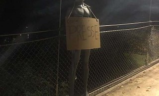 Die Puppe war am 24. Oktober an der Brücke aufgehängt worden. - Privat Die Puppe war am 24. Oktober an der Brücke aufgehängt worden. - Privat