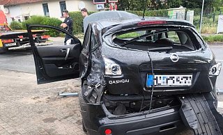 Ein beschädigtes Auto nach der Kollision mit einem Güterzug am Bahnübergang Bismarckstraße in Minden. Trotz der Schäden gab es offenbar keine Verletzten. - privat Ein beschädigtes Auto nach der Kollision mit einem Güterzug am Bahnübergang Bismarckstraße in Minden. Trotz der Schäden gab es offenbar keine Verletzten. - privat