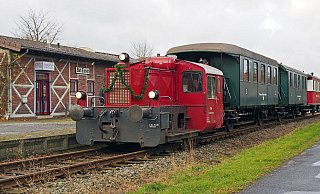 Der Kleinbahnzug mit der 1958 gebauten Diesellokomotive DL2 und mehreren Personenwagen fährt Heiligabend zwischen Pr. Oldendorf und Bad Essen. - MEM Der Kleinbahnzug mit der 1958 gebauten Diesellokomotive DL2 und mehreren Personenwagen fährt Heiligabend zwischen Pr. Oldendorf und Bad Essen. - MEM