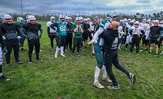Headcoach Bert Smith zeigt, wie ein Gegenspieler festgemacht wird. Die Bulldogs trainieren ab März wieder draußen. - Andreas Zobe Headcoach Bert Smith zeigt, wie ein Gegenspieler festgemacht wird. Die Bulldogs trainieren ab März wieder draußen. - Andreas Zobe