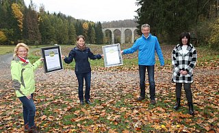 Liane Jordan (2. v.l.) vom Deutschen Wanderverband überreicht die Urkunden an (v.l.) Marion Wessels (Gemeinde Altenbeken) und Karl Heinz Schäfer (Geschäftsführer Tourist-Information Paderborn) sowie Anja Veith (stllvtr. Geschäftsführerin Touristikzentrale Paderborner Land). - Uwe Müller Liane Jordan (2. v.l.) vom Deutschen Wanderverband überreicht die Urkunden an (v.l.) Marion Wessels (Gemeinde Altenbeken) und Karl Heinz Schäfer (Geschäftsführer Tourist-Information Paderborn) sowie Anja Veith (stllvtr. Geschäftsführerin Touristikzentrale Paderborner Land). - Uwe Müller