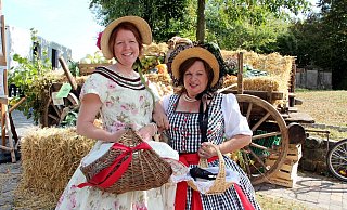 Stilecht: Roswitha Hillbrand (l.) und Birgit Künneke besuchen den Öko- und Bauernmarkt in Ottenhausen in historischen Kostümen. - (Archivbild) Burkhard Battran Stilecht: Roswitha Hillbrand (l.) und Birgit Künneke besuchen den Öko- und Bauernmarkt in Ottenhausen in historischen Kostümen. - (Archivbild) Burkhard Battran