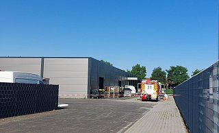 In einer Lagerhalle in Elsen ist ein gefährlicher Stoff ausgetreten, die Paderborner Feuerwehr ist im Einsatz. - Viktoria Bartsch In einer Lagerhalle in Elsen ist ein gefährlicher Stoff ausgetreten, die Paderborner Feuerwehr ist im Einsatz. - Viktoria Bartsch