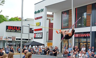 Zahlreiche Besucherinnen und Besucher ließen es sich am Freitag nicht nehmen, beim ersten City-Stabhochspringen im Rahmen des Late-Night-Shoppings in der Bünder Innenstadt dabei zu sein. - Alexandra Stratmeier Zahlreiche Besucherinnen und Besucher ließen es sich am Freitag nicht nehmen, beim ersten City-Stabhochspringen im Rahmen des Late-Night-Shoppings in der Bünder Innenstadt dabei zu sein. - Alexandra Stratmeier