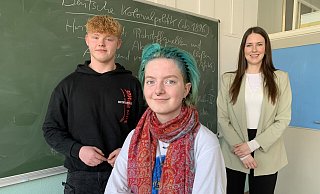 Selbstbewusst, offen und mutig: Clay (16, l.) und Leon (17) berichten offen von Mobbingerfahrungen in der Schule. Lehrerin Julia Schröder ist stolz auf die beiden. - Ivonne Michel Selbstbewusst, offen und mutig: Clay (16, l.) und Leon (17) berichten offen von Mobbingerfahrungen in der Schule. Lehrerin Julia Schröder ist stolz auf die beiden. - Ivonne Michel