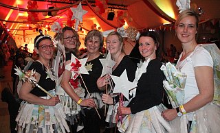 Tolle Stimmung beim Frauenkarneval der Karnevalsgesellschaft Rot-Weiß-Ossendorf. - Burkhard Battran Tolle Stimmung beim Frauenkarneval der Karnevalsgesellschaft Rot-Weiß-Ossendorf. - Burkhard Battran