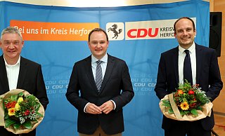 Christian Bobka (links) und Philip Kleineberg (rechts) wollen im Mai in den Düsseldorfer Landtag gewählt werden. Der Herforder Kreisvorsitzende Tim Ostermann gratulierte zum guten Wahlergebnis bei der Aufstellung. - Frank-Michael Kiel-Steinkamp Christian Bobka (links) und Philip Kleineberg (rechts) wollen im Mai in den Düsseldorfer Landtag gewählt werden. Der Herforder Kreisvorsitzende Tim Ostermann gratulierte zum guten Wahlergebnis bei der Aufstellung. - Frank-Michael Kiel-Steinkamp