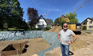 Olaf Schweneker an der Baugrube des Mehrfamilienhauses am Kantor-Lohmann-Weg. - Dirk Windmöller Olaf Schweneker an der Baugrube des Mehrfamilienhauses am Kantor-Lohmann-Weg. - Dirk Windmöller
