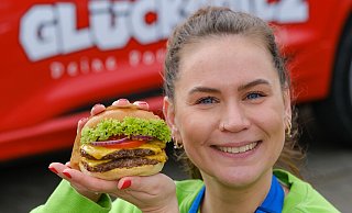 Hat ihre Berufung gefunden: Steffi Butt ist das Gesicht der jungen Bielefelder Burger-Marke Glückspilz. Aber sie macht längst nicht nur Werbung für die Produkte des jungen Unternehmens, das jetzt am Freitag an der Eckendorfer Straße eine weitere Filiale eröffnet. - Andreas Zobe Hat ihre Berufung gefunden: Steffi Butt ist das Gesicht der jungen Bielefelder Burger-Marke Glückspilz. Aber sie macht längst nicht nur Werbung für die Produkte des jungen Unternehmens, das jetzt am Freitag an der Eckendorfer Straße eine weitere Filiale eröffnet. - Andreas Zobe