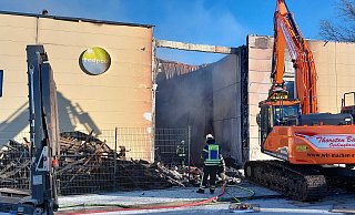 Der Großbrand bei Bestpool in Steinhagen im Kreis Gütersloh hat auch zwei Tage danach noch Auswirkungen. - Andreas Frücht Der Großbrand bei Bestpool in Steinhagen im Kreis Gütersloh hat auch zwei Tage danach noch Auswirkungen. - Andreas Frücht