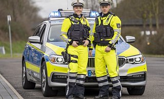 Die neue Bekleidung der Autobahnpolizei soll die Beamten besser sichtbar machen - und sicherer. - IM NRW / Jochen Tack Die neue Bekleidung der Autobahnpolizei soll die Beamten besser sichtbar machen - und sicherer. - IM NRW / Jochen Tack