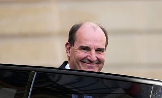 Frankreichs Ex-Premier Jean Castex hilft bei Olympia als Wegweiser in der Metro mit. - Michel Euler/AP/dpa Frankreichs Ex-Premier Jean Castex hilft bei Olympia als Wegweiser in der Metro mit. - Michel Euler/AP/dpa