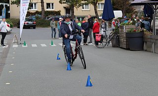 Kurt Ortmann (Bild) beweist im Übungsparcours sein fahrerisches Können mit dem E-Bike. - Eric Pielsticker Kurt Ortmann (Bild) beweist im Übungsparcours sein fahrerisches Können mit dem E-Bike. - Eric Pielsticker