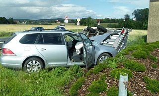 Der VW und der Anhänger kamen von der Kreuzung ab. - Polizei Minden-Lübbecke Der VW und der Anhänger kamen von der Kreuzung ab. - Polizei Minden-Lübbecke